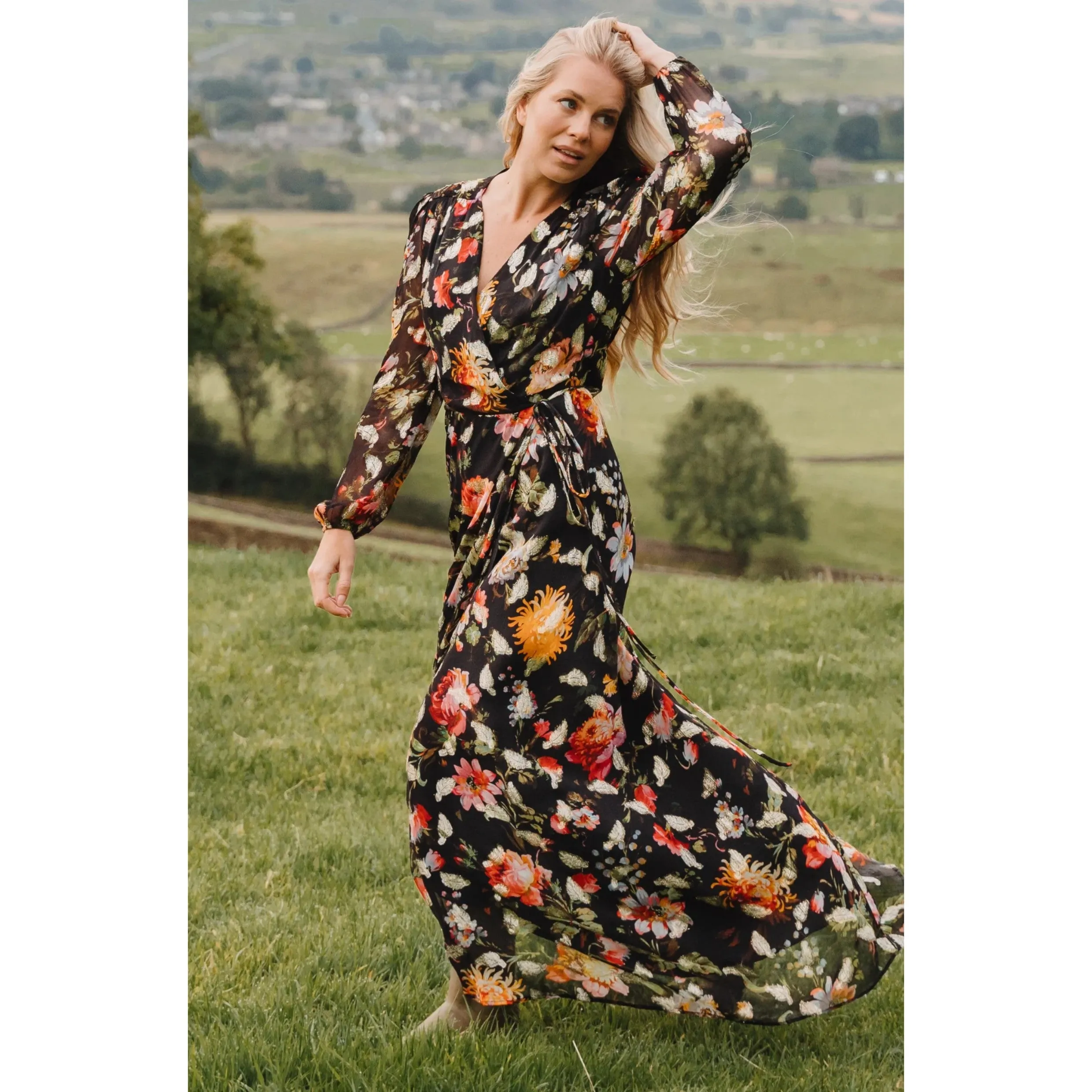 Hope & Ivy Bunty Floral-Print Maxi Wrap Dress in Feather Lurex 7900